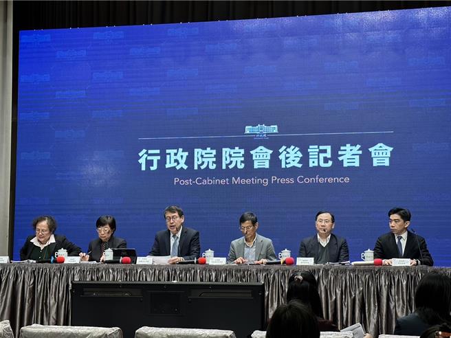 行政院發言人林子倫稍早主持行政院會後記者會。（黃婉婷攝）