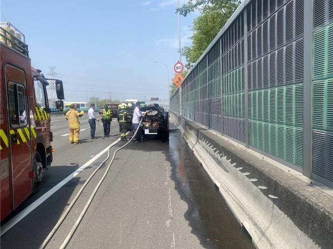 21歲吳姓男子駕車行經國1北向359.6公里楠梓路段時，車輛無故起火燃燒，吳男隨即於外側路肩，火勢於不久後撲滅，所幸駕駛及乘客2人均未受傷。（高雄市消防局提供／林雅惠傳真）