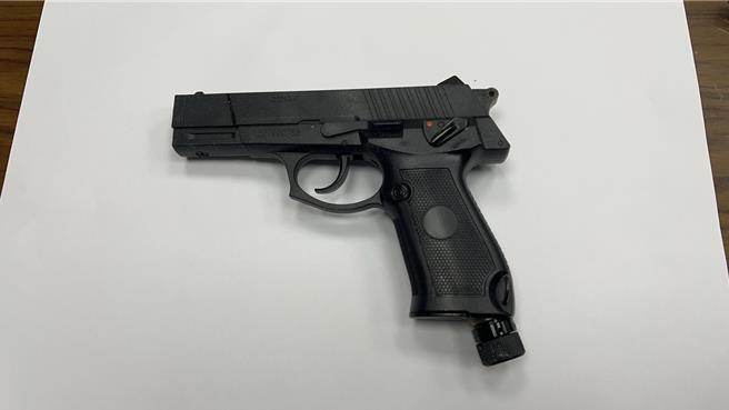 警方起獲犯案鎮暴槍1支。（永和警分局提供）