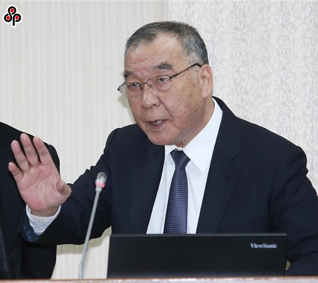 国防部长邱国正（右）、海巡署长周美伍（左）14日列席立法院外交及国防委员会，专案报告「面对中共常态化对我侵扰与威胁之影响与应处作为」，针对立委询问台湾能抵挡共军进犯多久？ 邱表示五星旗没插上国防部都不算。（姚志平摄）