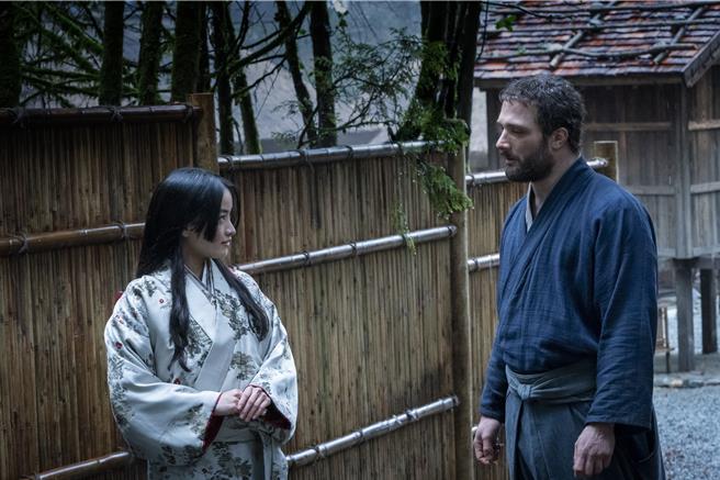 澤井杏奈（左）、約翰布萊克索恩在劇中有精彩對戲。（Disney＋提供）