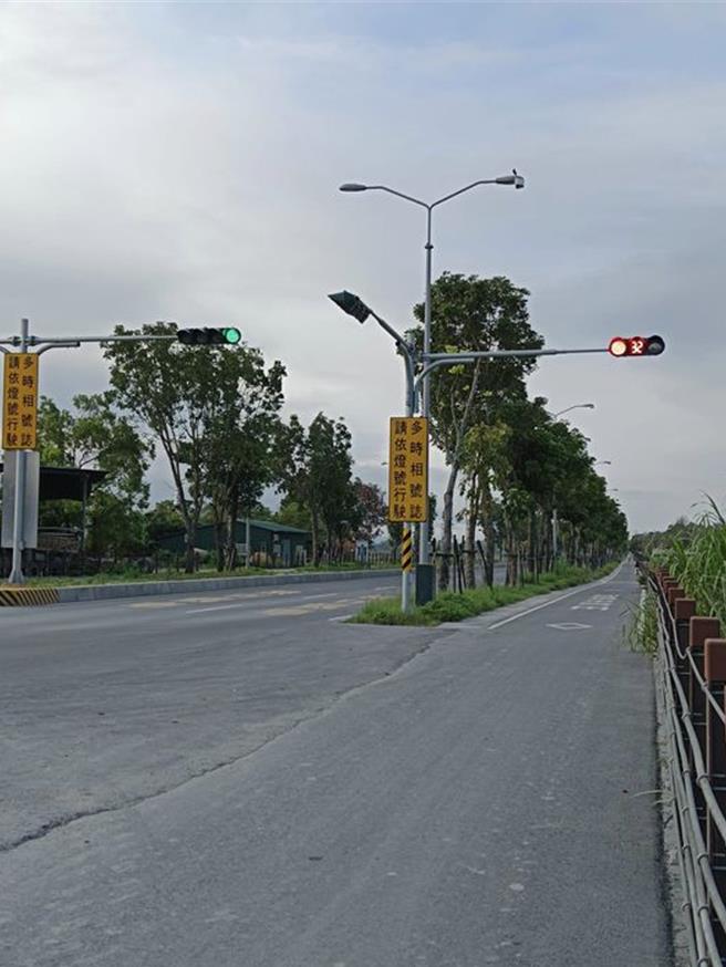 花莲县玉里镇大禹路段拓宽后，汽、机车道号志秒差大，机车族抱怨红灯90秒绿灯只有10秒，批评是省道「最怪的机车道」。（取自脸书我爱玉里）