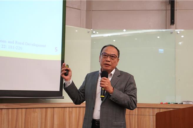 中华民国农会总干事张永成发表演讲。（农训协会提供／李欣恬台北传真）