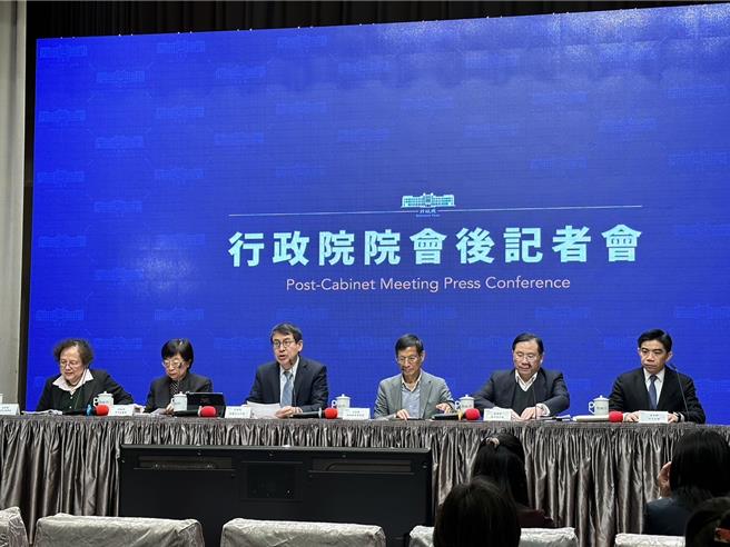 督導社會安全網的行政院政委林萬億今出席行政院會。（黃婉婷攝）