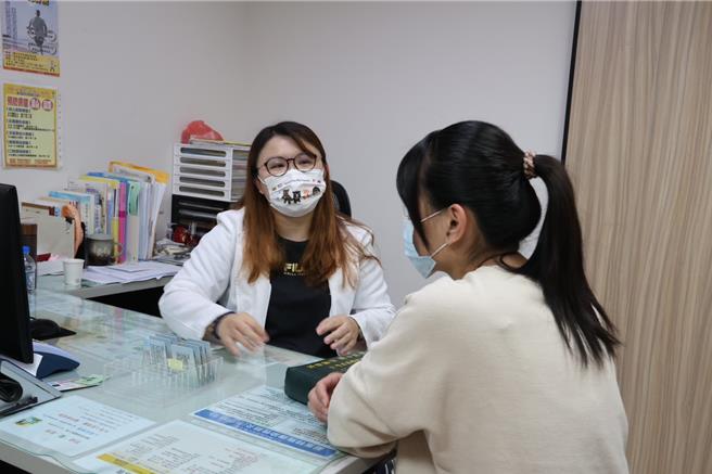 员荣医院中医部主任医师吴莉莹（左）将治疗不孕的过程投稿最新一期「中医妇科医学杂志」，盼能嘉惠更多不孕症患者。（员荣医院提供／孙英哲彰化传真）