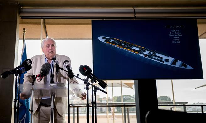 澳洲億萬富翁礦業大亨帕爾默(Clive Palmer)介紹他心中的鐵達尼號設計概念（AAP）