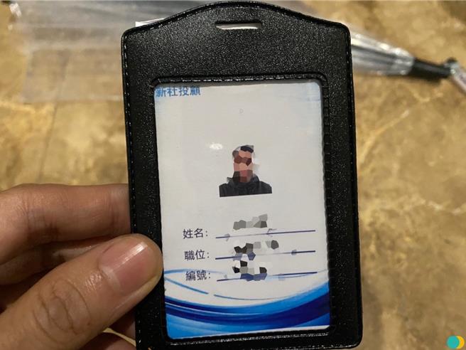 警方查扣诈骗集团车手偽造证件。（警方提供）