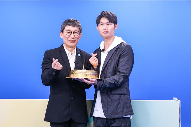 郭子乾（左）今被儿子郭德君惊喜现身吓到。（罗永铭摄）