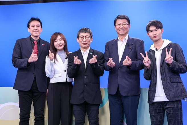 郭子乾（右三）今欢度60岁生日。（罗永铭摄）