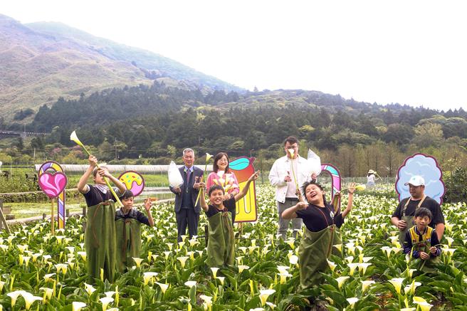 竹子湖海芋季開幕當天，台北市副市長林奕華（中後）出席，並與小朋友於海芋田拍照留念，市警局也派員警於現場宣導如何反詐騙。產業發展局指出，還有超大型木馬的發現生活園藝。（鄧博仁攝）