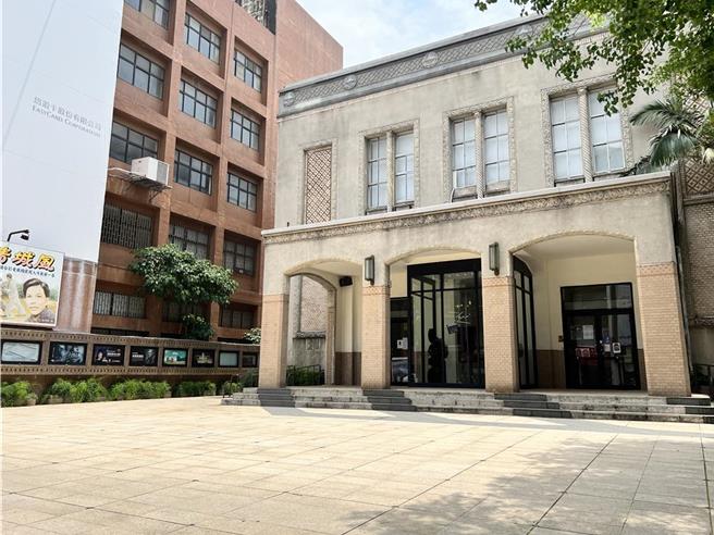 新竹市影像博物館去年與委外業者解約後，回歸市府自營，市府擬將影博館後棟1、2樓部分委外經營，但多位市議員不滿文化局多個展館接委外做餐飲，認為有更合適的使用方式。（本報資料照片）