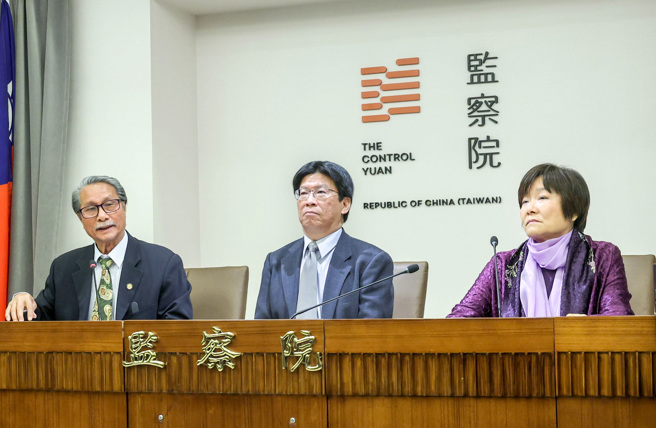 士林地院前庭長蔡明宏爆出對女法官性騷擾，遭移送監察院議處並在日前通過彈劾。負責調查的監委鴻義章（左起）、高涌誠、紀惠容14日召開記者會說明，指出蔡明宏身為資深法官，卻利用職場優勢地位性騷下屬，造成被害人精神痛苦，更直接重挫法官形象與職務尊嚴，依法提案彈劾，並移請懲戒法院審理，依法懲戒。（粘耿豪攝）