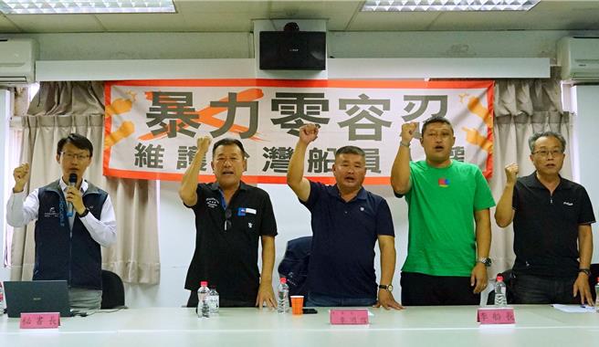 遭印尼漁工毆打的台籍船長李致銘（右二）14日出面譴責暴力，同時提告傷害，避免類似情況發生。（林和生攝）