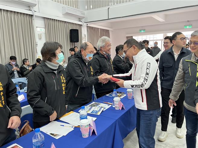 新北市長侯友宜14日上午率行政團隊赴平溪區參加行動治理座談會，傾聽民代及里長第一線民意的意見，會前侯向里長們問候致意。（高鈞麟攝）