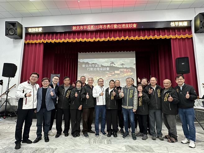 新北市長侯友宜14日上午率行政團隊赴瑞芳區參加行動治理座談會，會後侯與里長們合影。（高鈞麟攝）