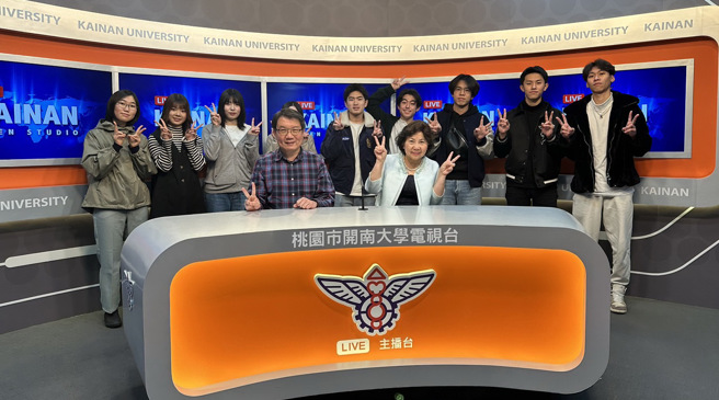林玥秀校長與趙哲聖老師一同與日本交換生體驗播報。(照片/開南大學提供)