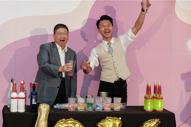新竹縣青年成家推出全新的「8大幸福釀造事」系列活動14日起跑，縣長楊文科（左）在調酒  師指導下快速「擊倒」調杯，調出專屬新竹縣青年成家美好的特製佳釀，露出驚奇的表情。（羅浚濱攝）