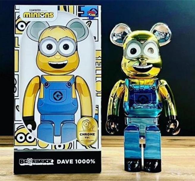 知名的玩具公仔收藏家「疯狂大叔」将自己的收藏品存放基隆七堵山区一处仓库，12日遭窃贼闯入，公仔与机具遭窃，价值超过500万元。图为遭窃的1000％库柏力克熊款式。（翻摄画面／徐佑升基隆传真）