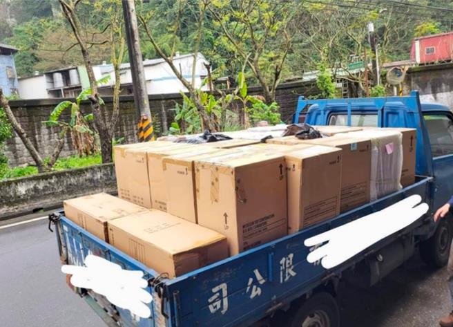 知名的玩具公仔收藏家「疯狂大叔」将自己的收藏品存放基隆七堵山区一处仓库，12日遭窃贼闯入，公仔与机具遭窃，价值超过500万元。图为库柏力克熊当初运来之情形，全被偷光。（翻摄画面／徐佑升基隆传真）