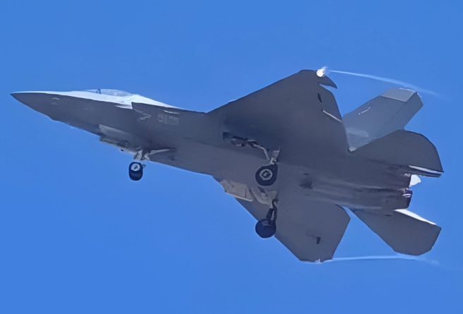 中國社群網上出現了疑似殲-35航母艦載戰機的第3架原型。（微博）