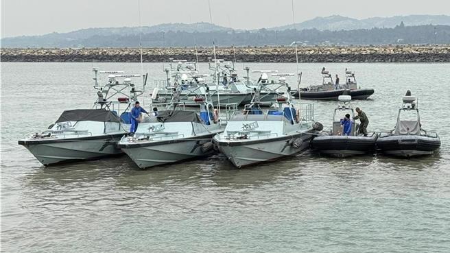 金防部两栖侦搜营营长已带队率4员潜水员，于中午12时搭海巡艇赶往陆船失事海域，把握黄金救援时间、配合现场两岸救难人员共同协助搜救。(于家麒摄)