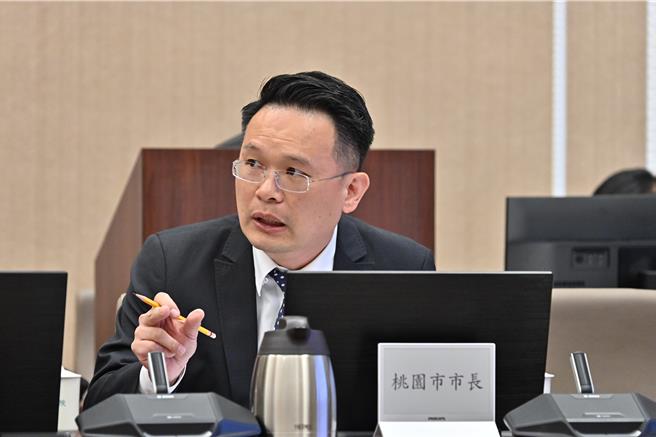 桃园市副市长苏俊宾上午出席行政院会，针对苏丹红事件延烧至今，主要的缺口与解决策略提出建议。这三个缺口分别为，边境管制不足，地方稽查能量不够与未建立跨部会资讯平台。（桃园市新闻处提供）