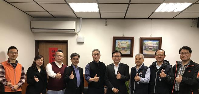 台中市政府水利局長范世億及農業部農村發展及水土保持署台中分署長陳榮俊一同拜會台中地檢署檢察長張介欽。（台中市水利局提供）
