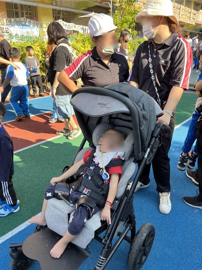 该名脑麻小朋友已上幼儿园，虽仍不能走路，但老师和同学们对他都很和善，常会逗他笑。（民眾提供／孙英哲彰化传真）