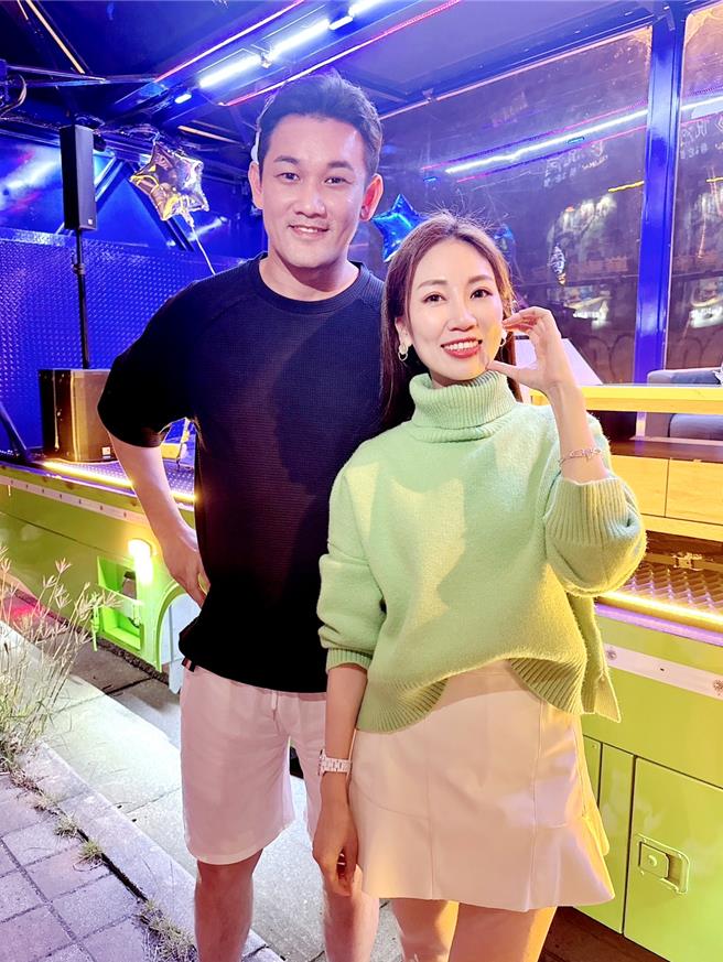 向蕙玲日前與網紅勛哥在玻璃貨櫃車打造的移動夜店。（豪記唱片提供）
