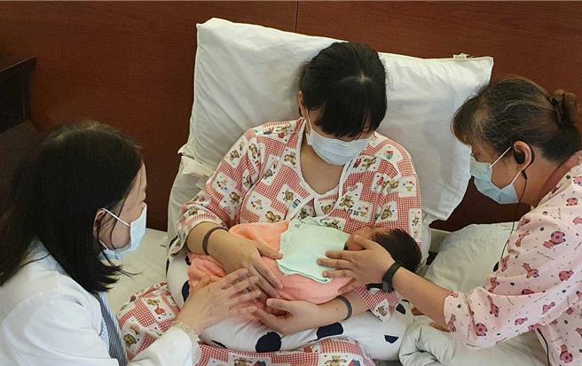 面对少子女化衝击，花莲县政府关心孕妇及婴幼儿的健康，持续推动妇幼照护好孕礼，其中唐氏症筛检提高筛检补助。（花莲县卫生局提供／王志伟花莲传真）