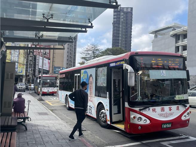 焚化爐回饋金辦學生專車，客運業司機荒家長憂停駛。（呂筱蟬攝）