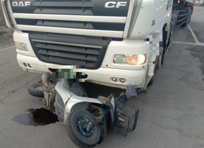 台中市龍井區環港南路13日下午發生1起死亡車禍，聯結車與機車發生碰撞，當場造成1死1傷。（摘自記者爆料網／張妍溱台中傳真）