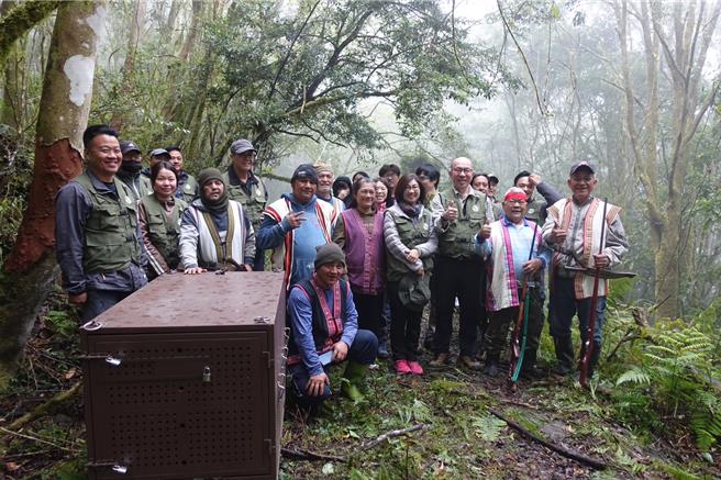 Lanihu野放后，眾人等待牠身上卫星追踪发报器回传的第1笔定位讯号。（林业保育署台东分署提供／蔡旻妤台东传真）