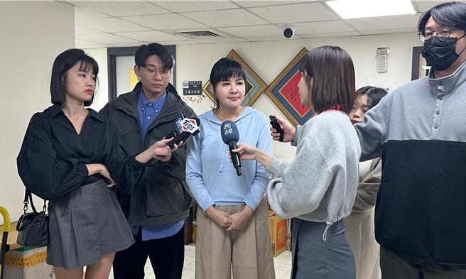 針對國民黨台北市議員陳重文遭檢方搜索、帶回約談一事，國民黨北市議會黨團書記長王欣儀（中）則表示，目前看來檢調方面似乎沒有掌握到特別具體的事證，就這樣大動作來進行搜索的話，不但會讓人家會覺得有司法迫害、政治操作之嫌，對議員的質詢的權益也是一種戕害。（丁上程攝）