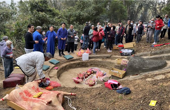 高雄市美濃區林氏大家族成員3月9日到六龜新寮，依古禮「少牢禮」祭祖，緬懷先人。（林雅惠攝）