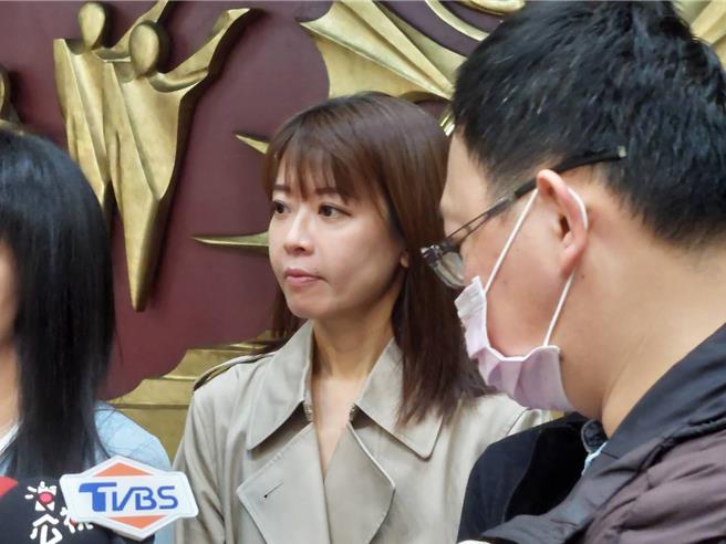 国民党新北市议员江怡臻表示，幼儿专责医师制度每案个案管理费一年只补助500元，是要基层儿科医师「做功德」？应先优化计画，来提升基层儿科医师加入的意愿。（陈慰慈摄）