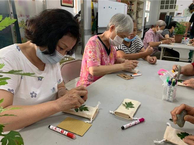桃园市龙潭高原社区发展协会-爱槌染DIY体验。（桃竹苗分署提供／蔡明亘桃园传真）
