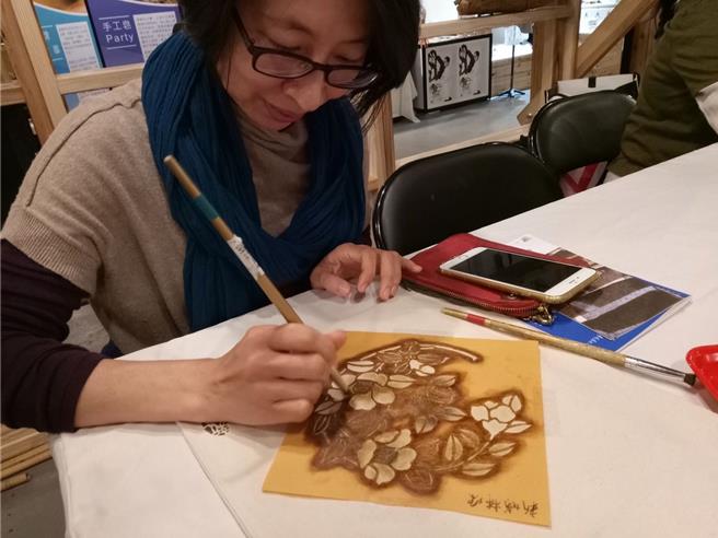 新竹县柿染文化协会-刷染DIY体验。（桃竹苗分署提供／蔡明亘桃园传真）