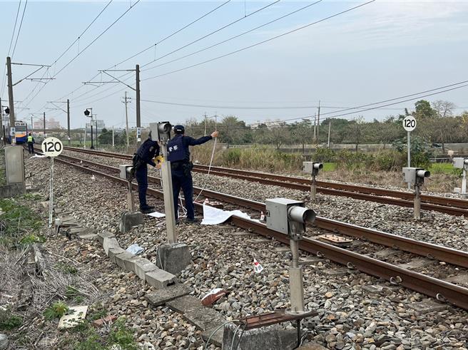台铁一列北上电联车今（14日）下午4点左右行经斗南镇林子里平交道撞上穿越的路人，现场仍在处理中。（周丽兰摄）