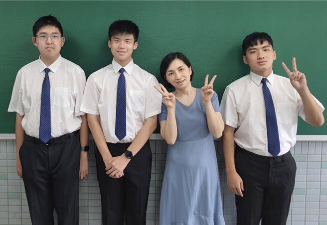 明道中學高中部三年級學生鄧均淮（左起）、謝立倫和林江霖（右一）共同改造輪椅「方便門」，助使用者能在輪椅上方便且乾淨地如廁，不僅於多項發明展獲佳績，近日也成功爭取專利。（明道中學提供／潘虹恩台中傳真）