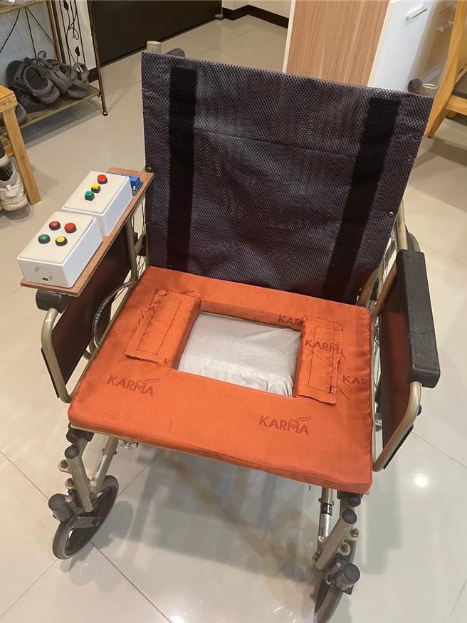 明道中學高中部三年級的林江霖，過去看到長期坐輪椅的奶奶如廁不慎摔傷造成二度傷害，與同學謝立倫和鄧均淮一同改造輪椅「方便門」，助使用者能在輪椅上方便且乾淨地如廁，近日取得專利。（明道中學提供／潘虹恩台中傳真）