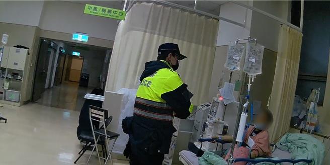 中國醫藥大學附設醫院急診室5日凌晨發生醫療暴力事件，62歲王女飆罵護理師還拿出水果刀，警方到場依違反醫療法將她移送偵辦。（民眾提供／馮惠宜台中傳真）