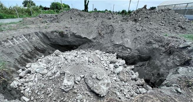 合法申請農田土壤改良困難，廢棄土車輛流竄雲林農田，圖為一處農田被回填建築廢棄土。（雲林縣府提供）