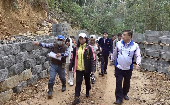 埔里农庄公司未经许可滥垦山坡地开辟施工便道，南投县农业处长苏瑞祥（右）等人14日前往会勘指业者已违法。（杨静茹摄）