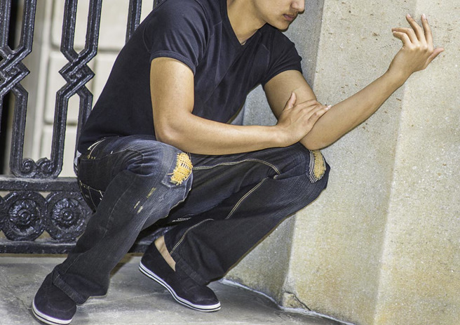 男子酒醒後，發現受困在18樓窗外，嚇得當場腿軟。(圖:shutterstock/達志)