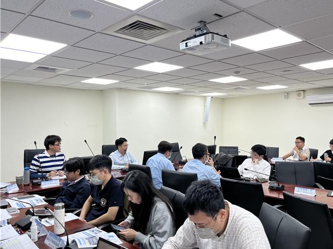 高市府环保局14日举办「高雄市钢铁业空气污染物排放标准」草案第6次公听研商会，包括钢铁业者及环保团体均出席会议并共同讨论。（洪浩轩摄）