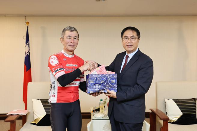 市長黃偉哲贈送禮品予德光重人 (圖片來源：台南市政府提供)