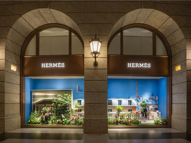 正在細心照料植物的福寶精靈，為路過櫥窗的人捎來總店的幸運致意。（Hermes提供／黃唯淯台北傳真）