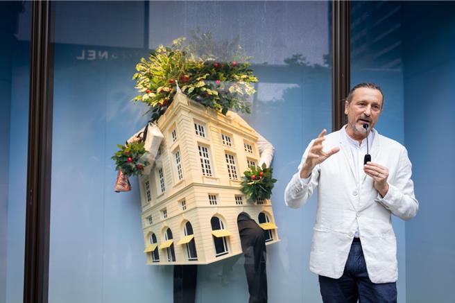 法國藝術家Jean-Francois Fourtou，他身後的福寶精靈穿的服裝正是改裝後的福寶總店。（黃唯淯攝）