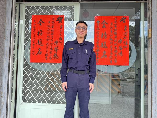 成功警分局東河分駐所警員陳啟揚苦讀8年，去年參加地方三等特考一舉高中。（成功警察分局提供／蕭嘉蕙台東傳真）